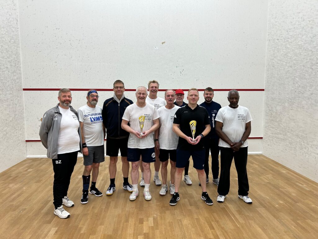 Gruppenfoto der Teilnehmer im Squashcourt